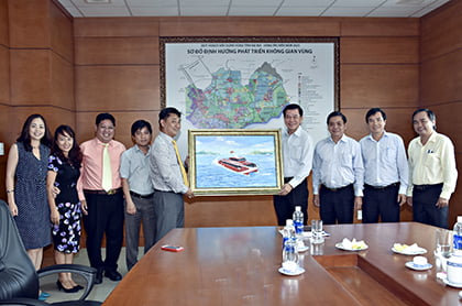 Đại diện Công ty CP Tàu cao tốc Phú Quốc tặng quà lưu niệm lãnh đạo tỉnh