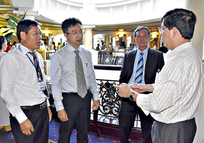 Đồng chí Đặng Minh Thông, Phó Chủ tịch UBND tỉnh trao đổi với các doanh nhân bên lề đại hội Hiệp hội Du lịch tỉnh nhiệm kỳ III (tháng 9-2017)