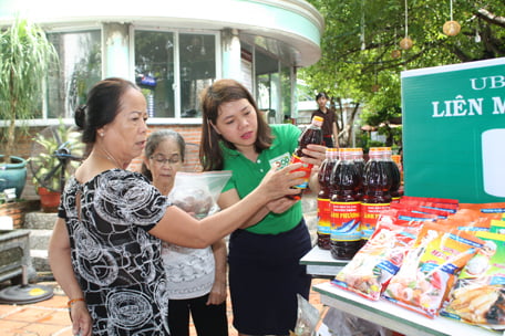 Khách hàng tìm hiểu sản phẩm tại gian hàng của Co.op BR-VT ở Hội nghị kết nối giao thương do Liên minh HTX tỉnh tổ chức ngày 13-10