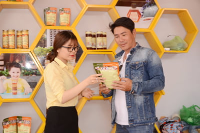 Nhân viên Công ty TNHH mật ong rừng Forny (bìa trái) giới thiệu sản phẩm tinh bột nghệ cho khách hàng tại Hội chợ Công thương BR-VT năm 2017. - Hiệp hội Doanh nghiệp BRVT