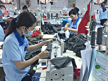 May hàng xuất khẩu tại Công ty May Tân Mỹ. Ảnh: PHAN HÀ