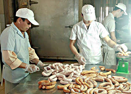 Sản xuất xúc xích tại Công ty TNHH Phương Khoa (TP. Vũng Tàu)