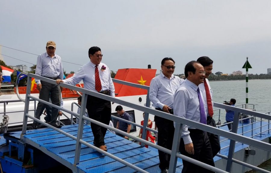 Ông Trần Song Hải, tổng giám đốc Greenlines DP cập bến cùng các vị khách đầu tiên đặt chân đến Vũng Tàu trên chuyến tàu cao tốc Vũng Tàu - Bến Tre - Tiền Giang