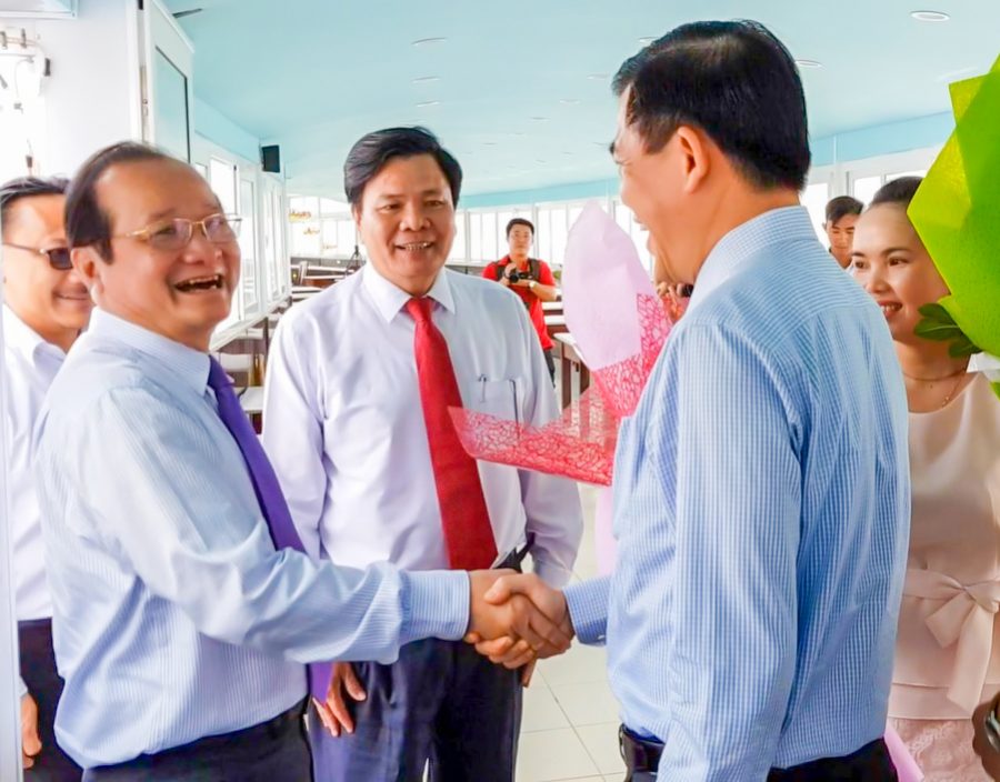 Ông Nguyễn Hồng Lĩnh, Bí thư Tỉnh ủy tỉnh BRVT ra tận nơi tặng hoa chúc mừng những vị khách đầu tiên đi cùng các lãnh đạo tỉnh Bến Tre, Tiền Giang